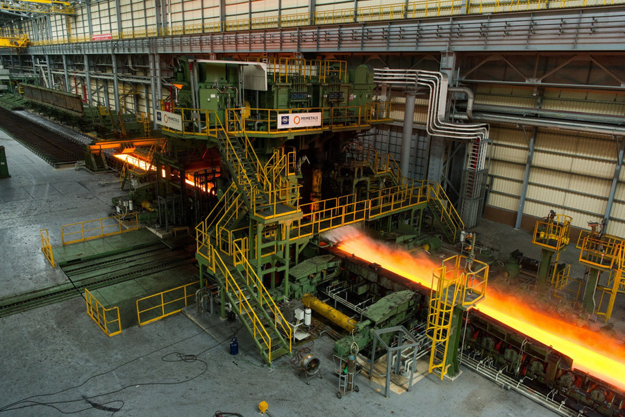 Xưởng luyện thép của công ty FHS.