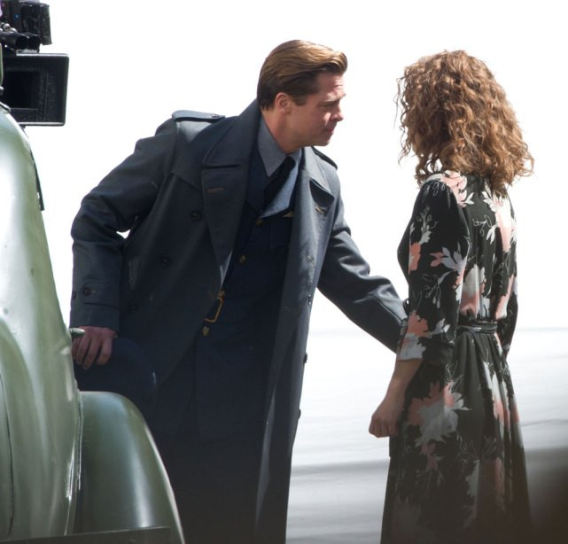 Brad Pitt bị nghi phản bội Angelina Jolie khi lộ ảnh hôn bạn diễn - Ảnh 3. Brad Pitt bị nghi phản bội Angelina Jolie khi lộ ảnh hôn bạn diễn - Ảnh 3.