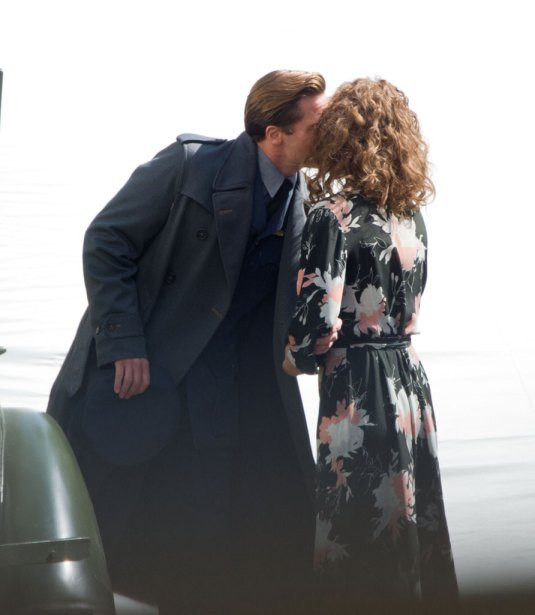 Brad Pitt bị nghi phản bội Angelina Jolie khi lộ ảnh hôn bạn diễn - Ảnh 4. Brad Pitt bị nghi phản bội Angelina Jolie khi lộ ảnh hôn bạn diễn - Ảnh 4.
