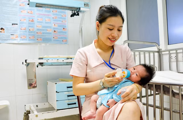 Bé gái 2 ngày tuổi bị mẹ bỏ rơi ở bệnh viện ảnh 1