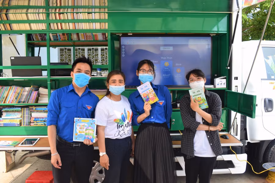 Thư viện Khoa học tổng hợp Đà Nẵng vừa đưa mô hình xe thư viện lưu động hoạt động trở lại để đưa các đầu sách về tận các trường học.