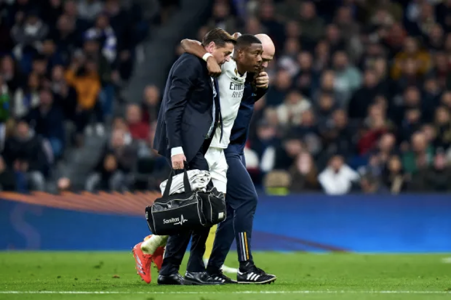 Chấn thương khiến David Alaba phải nghỉ thi đấu hết mùa giải. Chấn thương khiến David Alaba phải nghỉ thi đấu hết mùa giải.