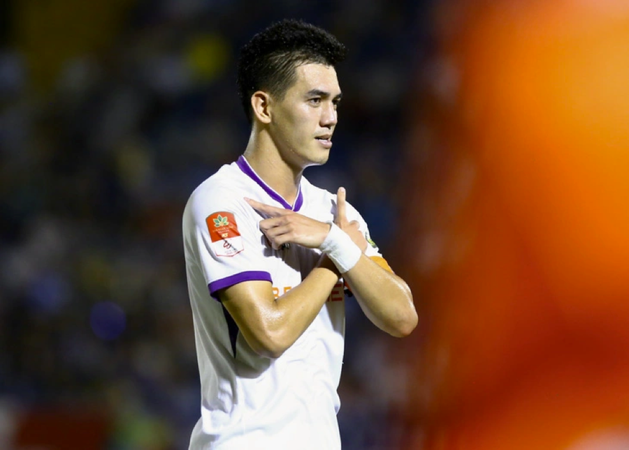 Tiến Linh ăn mừng bàn thắng vào lưới Nam Định ở vòng 6 V.League 2023-2024. Tiến Linh ăn mừng bàn thắng vào lưới Nam Định ở vòng 6 V.League 2023-2024.