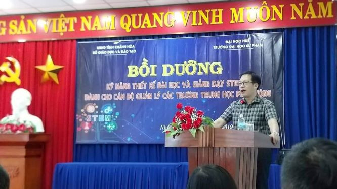 PGS.TS. Lê Anh Phương phát biểu tại khóa bồi dưỡng STEM cho GV PGS.TS. Lê Anh Phương phát biểu tại khóa bồi dưỡng STEM cho GV