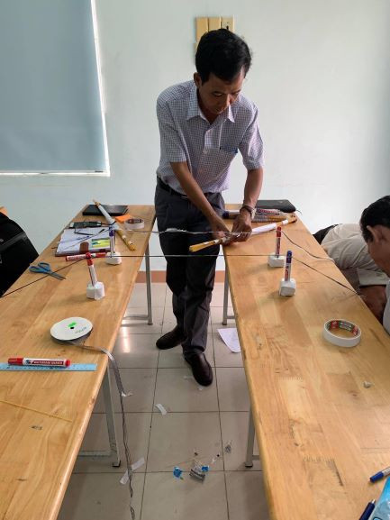 Học viên tham gia trải nghiệm STEM Học viên tham gia trải nghiệm STEM