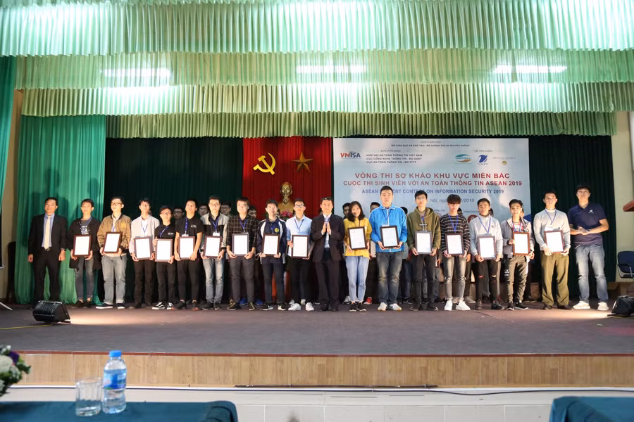 Đại diện các đội tham gia cuộc thi đến từ phía Bắc