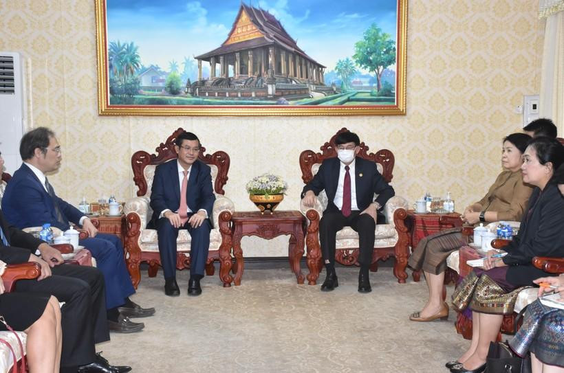 Thứ trưởng Nguyễn Văn Phúc (bên trái) và Bộ trưởng Giáo dục và Thể thao Lào Phout Simmalavong. Thứ trưởng Nguyễn Văn Phúc (bên trái) và Bộ trưởng Giáo dục và Thể thao Lào Phout Simmalavong.