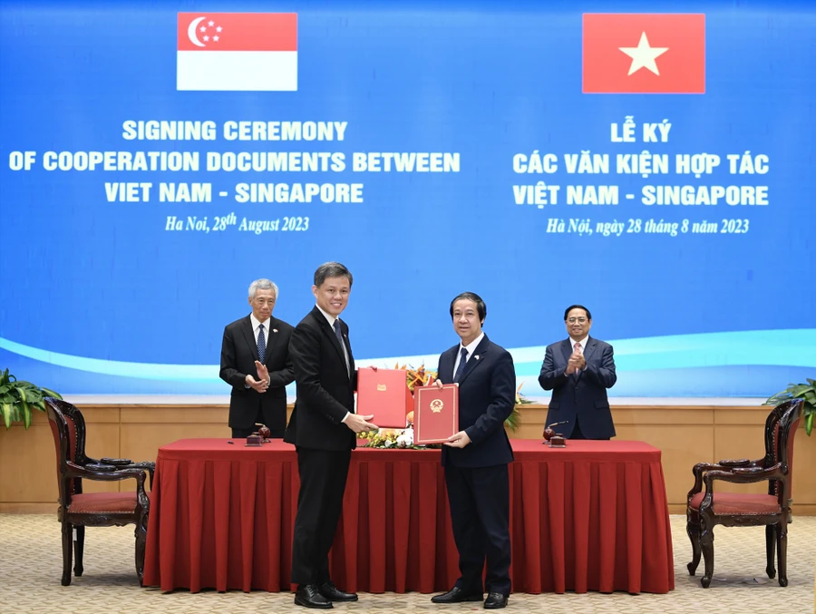 Bộ trưởng Bộ GD&ĐT Nguyễn Kim Sơn (phải) và Bộ trưởng Bộ Giáo dục Singapore Chan Chun Sing, ký Bản ghi nhớ hợp tác trong lĩnh vực giáo dục giữa Bộ GD&ĐT Việt Nam và Bộ Giáo dục Singapore. (Ảnh: Hải Nguyễn)