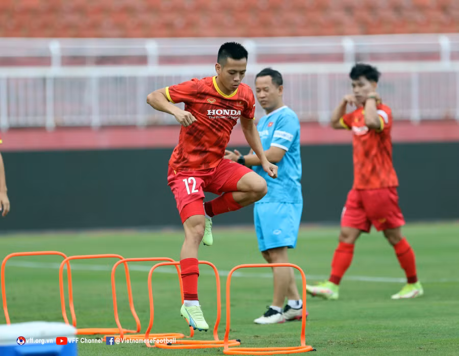 Văn Quyết tích cực tập luyện chuẩn bị cho giao hữu với Ấn Độ và Singapore.