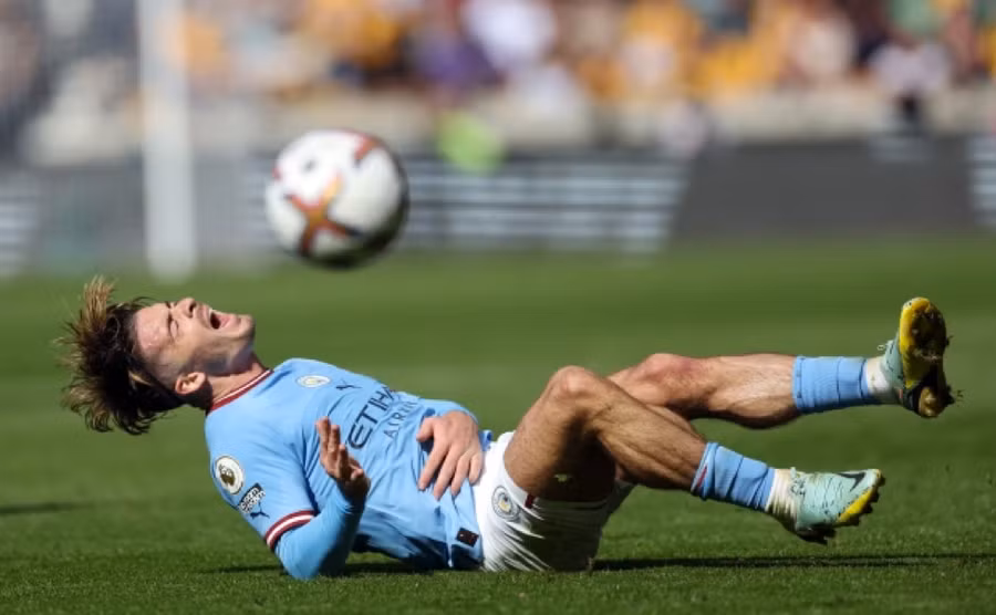 Grealish hét lên đau đớn sau khi bị Collins đá trúng.