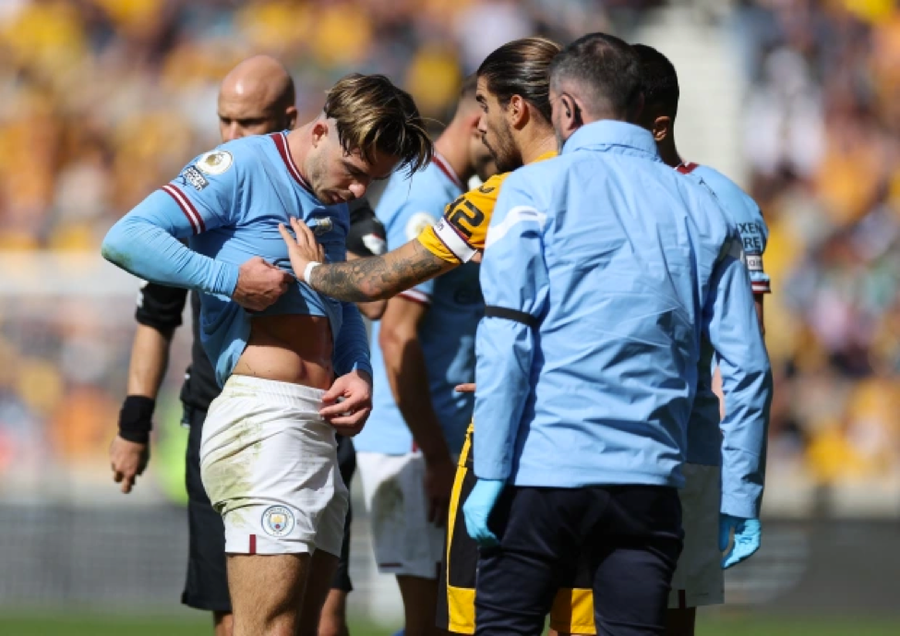Grealish vén áo để lộ dấu vết khó chịu. Grealish vén áo để lộ dấu vết khó chịu.