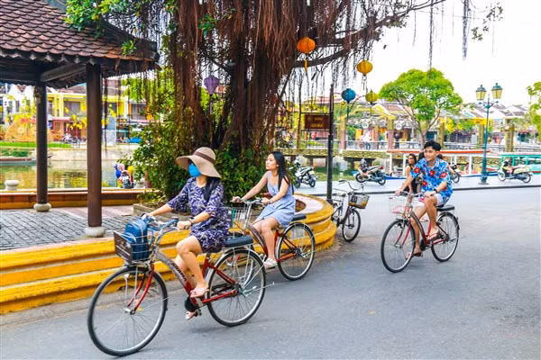 Du khách tham quan phố cổ Hội An (tỉnh Quảng Nam). Ảnh tư liệu