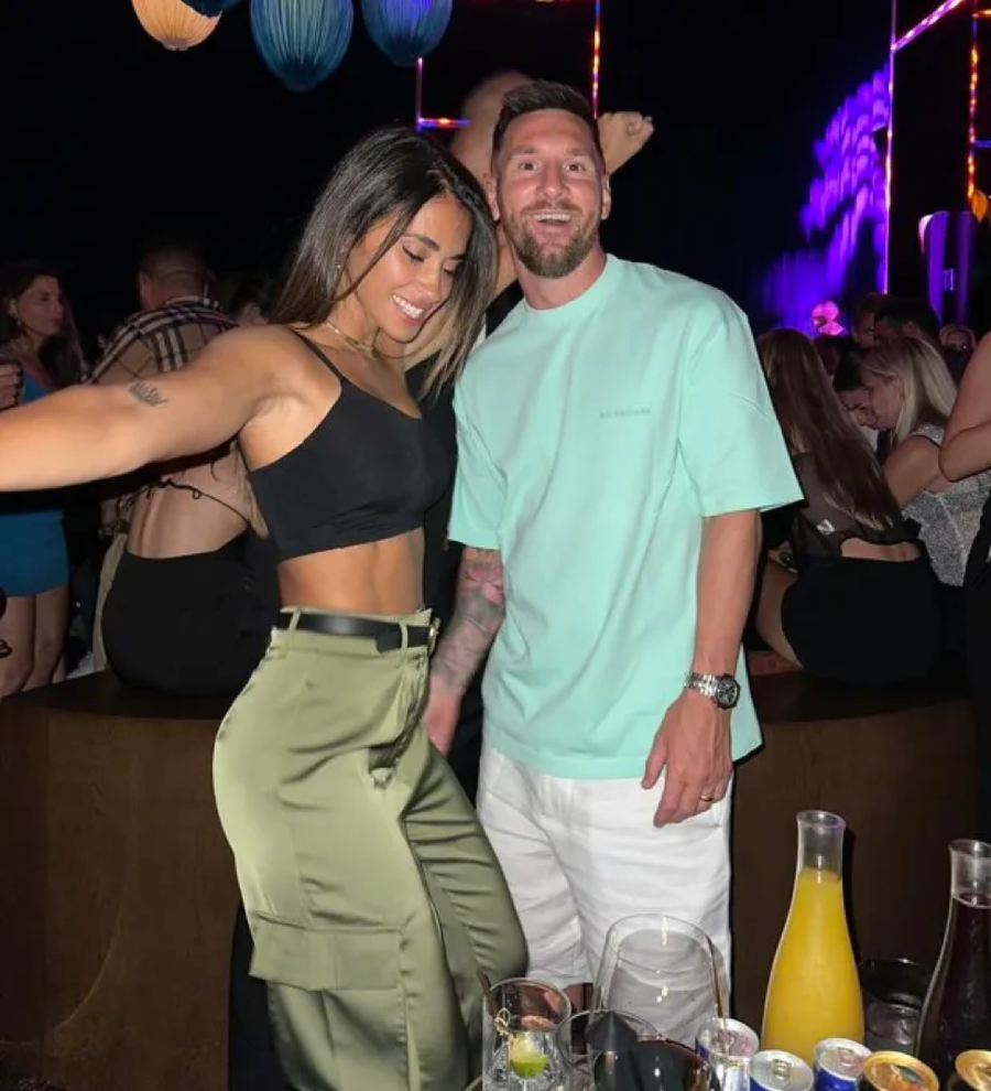 Lén chụp hình Messi và bà xã tại nhà hàng sang trọng ở Miami… Lén chụp hình Messi và bà xã tại nhà hàng sang trọng ở Miami…