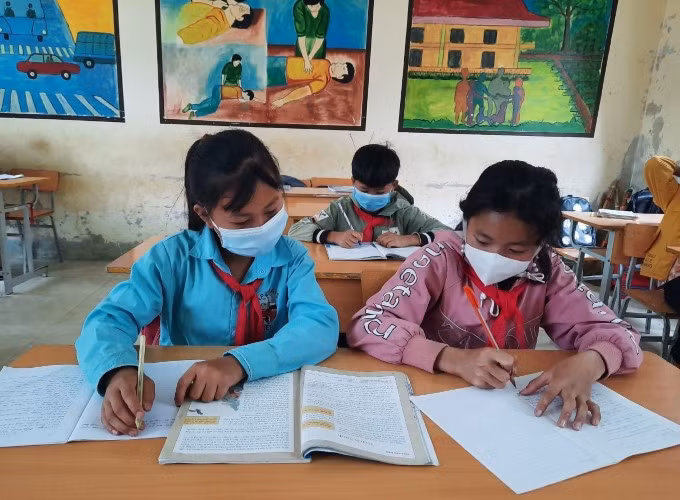 Lớp lớp học sinh dòng họ Sùng sẵn sàng “viết” tiếp trang sách của dòng họ.