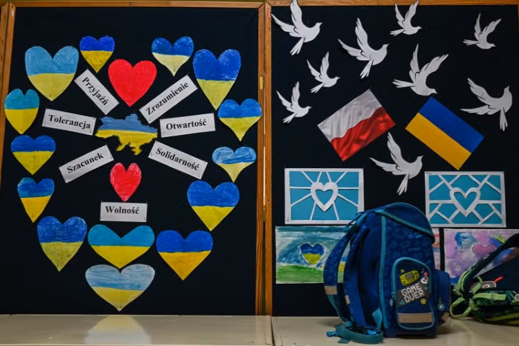 Những tấm bảng với trái tim cùng cờ Ukraine và Ba Lan tại một trường tiểu học ở Krakow (Ba Lan).