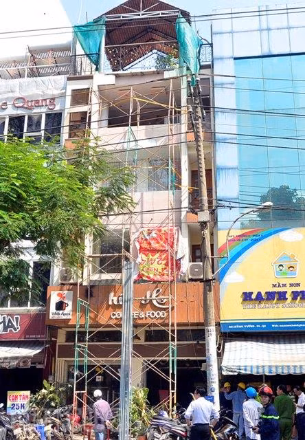 Giật điện trung thế, công nhân cháy sém người ảnh 1