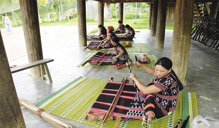 Nghề dệt Dèng ở A Lưới. Nghề dệt Dèng ở A Lưới.