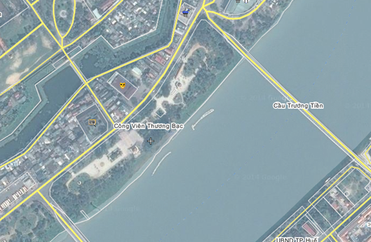 Giữa cầu Phú Xuân và cầu Trường Tiền. Giữa cầu Phú Xuân và cầu Trường Tiền.