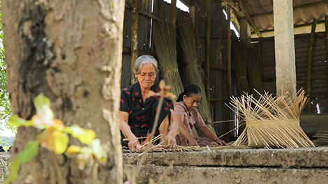 Nghề đan cỏ bàng ở Phò Trạch. Nghề đan cỏ bàng ở Phò Trạch.