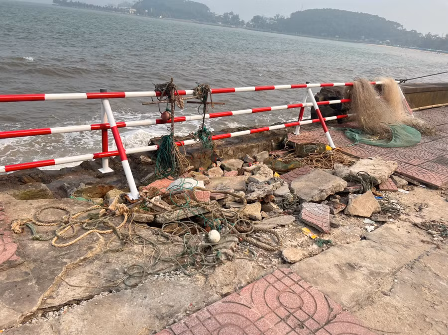 Tuyến kè biển Đồ Sơn hư hỏng nặng được rào chắn bằng barie.