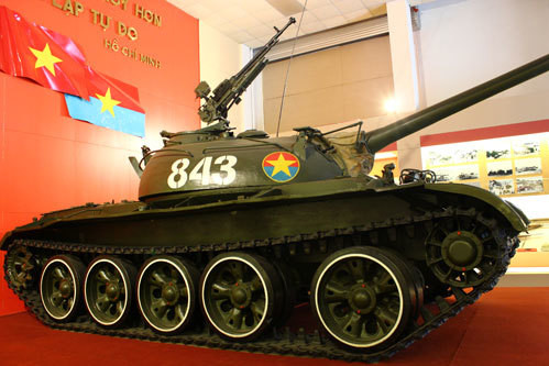 Xe tăng T-54B mang số hiệu 843 được trưng bày ở Bảo tàng Lịch sử Quân sự Việt Nam. Ảnh: H.P.