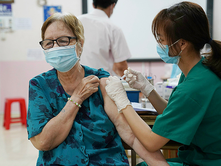 Bộ Y tế khuyến cáo ngăn chặn nguy cơ với nhóm người có bệnh nền, người cao tuổi, suy giảm miễn dịch. Ảnh minh họa.