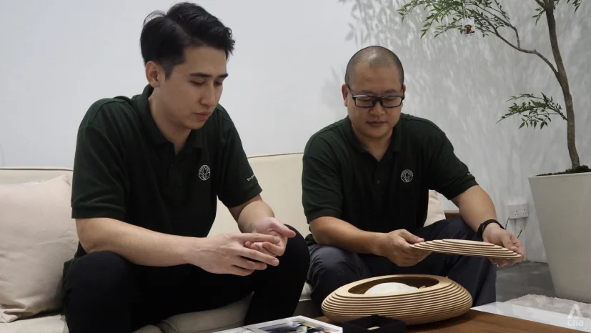 Anh Yang Loo (trái) và ông Joe Kam, những người sáng lập The Green Mortician. Ảnh: CNA/Louisa Tang Anh Yang Loo (trái) và ông Joe Kam, những người sáng lập The Green Mortician. Ảnh: CNA/Louisa Tang