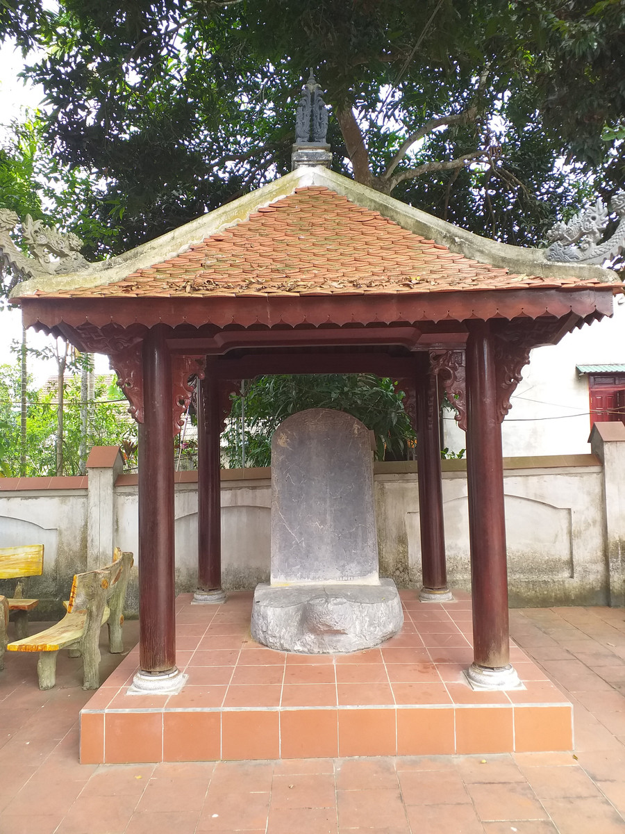 Bia đá tại đền thờ Tiến sĩ Dương Trí Trạch.