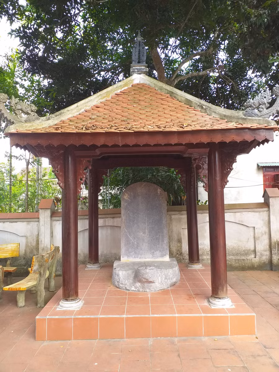 Bia đá tại đền thờ Tiến sĩ Dương Trí Trạch.