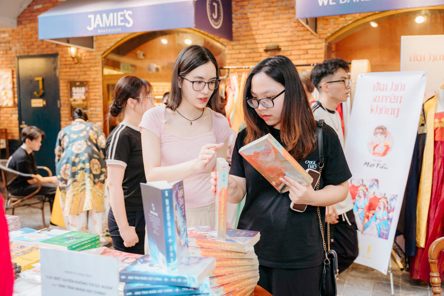 Độc giả giao lưu tại sự kiện offline &apos;Đại hội xuyên không&apos;. Ảnh: Ganesh Books.