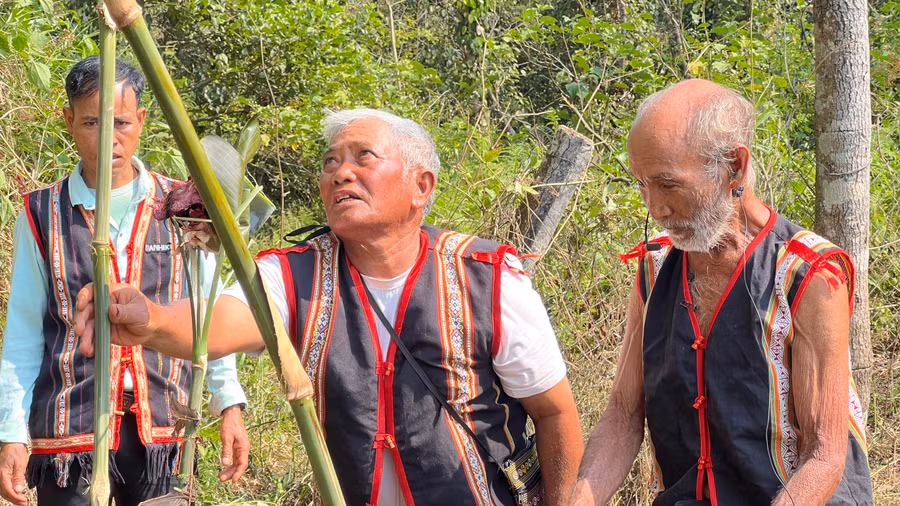 Ngay từ sáng sớm, già làng Hnap trang trí cây nêu, chuẩn bị lễ vật dâng lên thần linh.