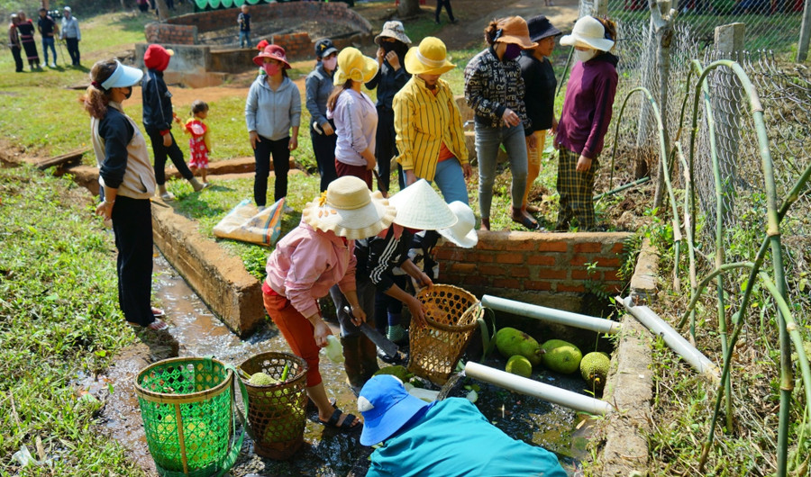 Bà con quây quần bên giọt nước chuẩn bị nguyên vật liệu làm những món ăn truyền thống.