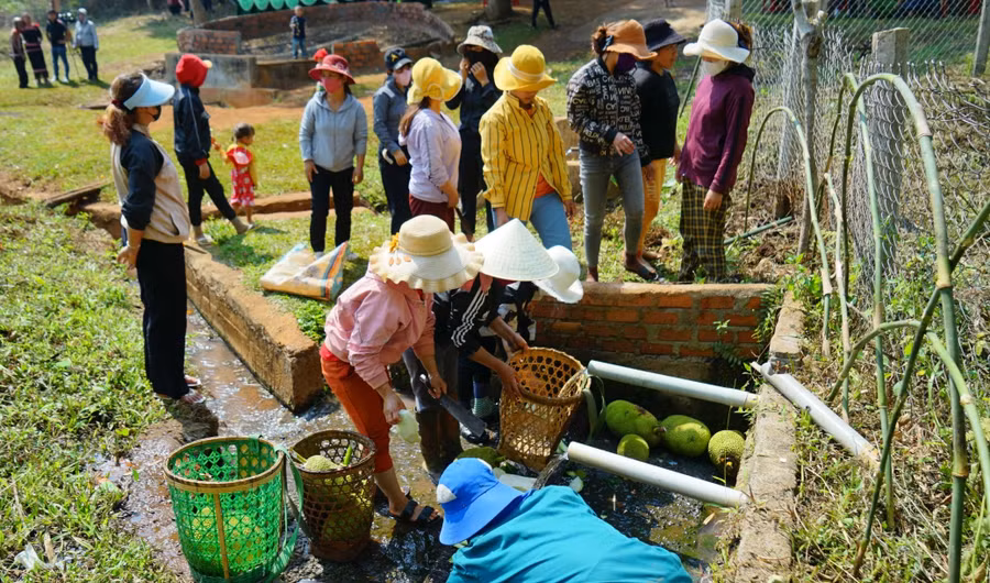 Bà con quây quần bên giọt nước chuẩn bị nguyên vật liệu làm những món ăn truyền thống.