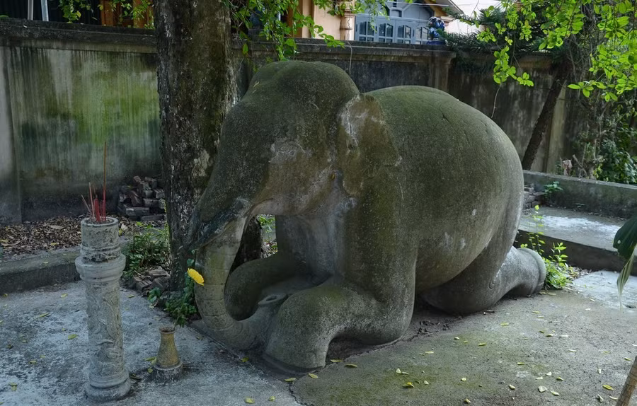 Cặp voi ở hành cung Cổ Bi với chiều cao 1,6m, chiều dài 2,2m, rộng 1,3m.