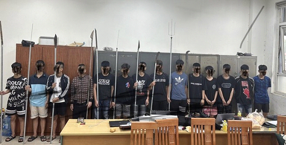 Các đối tượng cùng tang vật bị Công an huyện Thanh Trì thu giữ. Các đối tượng cùng tang vật bị Công an huyện Thanh Trì thu giữ.