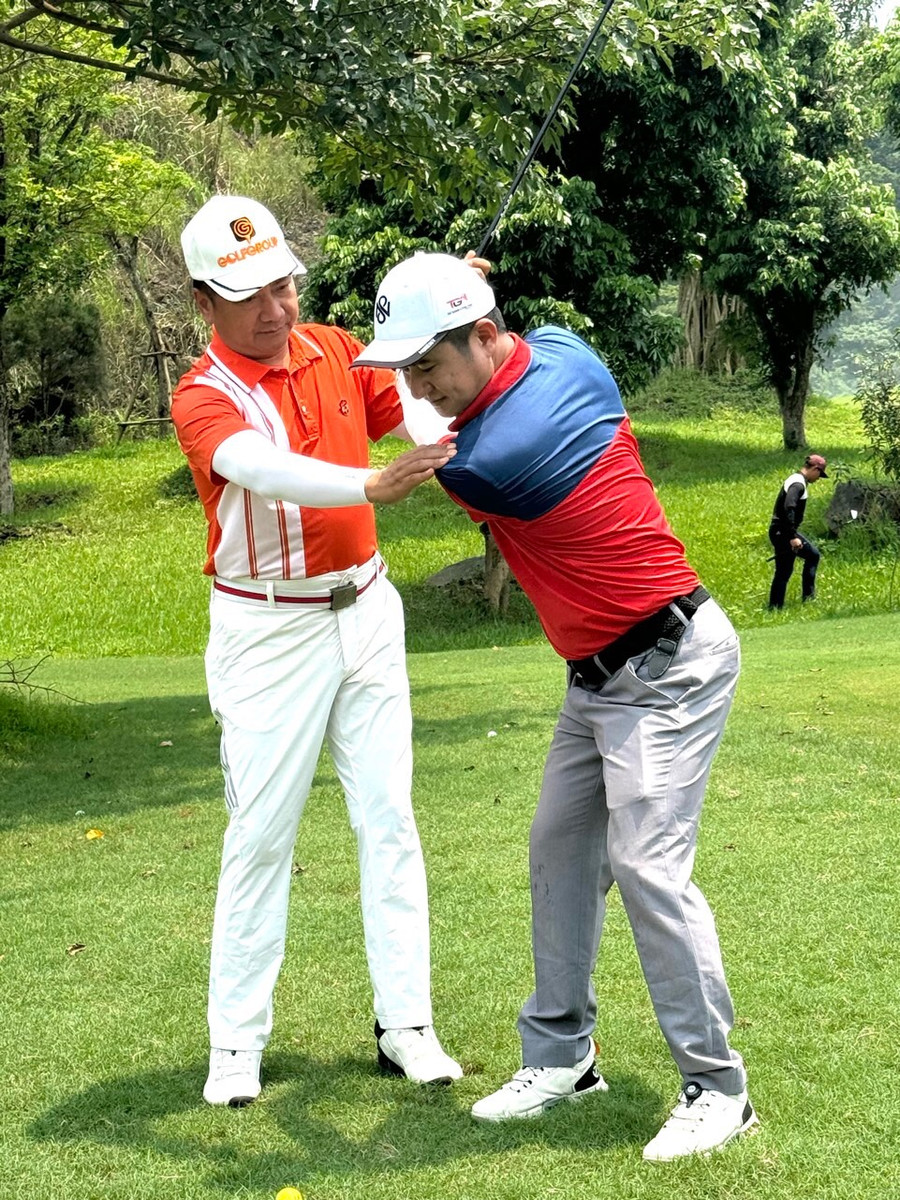 Thầy Đinh Công Lợi luôn kỹ càng trong uốn nắn từng động tác cho học viên