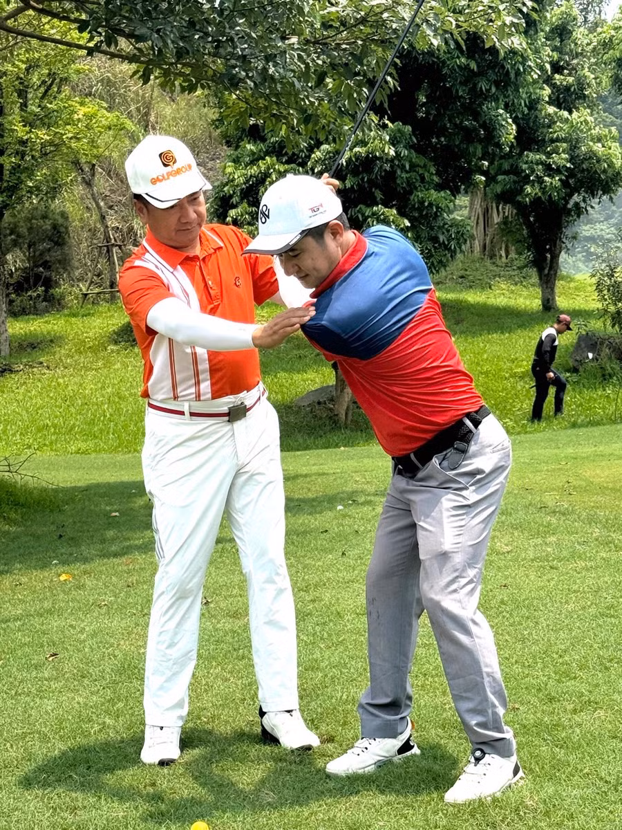 Thầy Đinh Công Lợi luôn kỹ càng trong uốn nắn từng động tác cho học viên