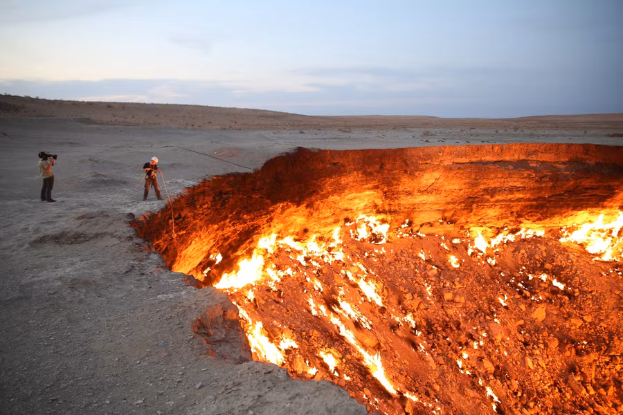 Miệng hố gas Darvaza, Turkmenistan, đã cháy hơn 50 năm.