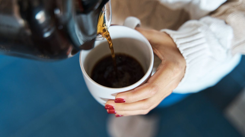 Cần hạn chế uống rượu, bia, các thức uống chứa chất kích thích như caffeine… để tránh đau đầu. Ảnh minh họa: ITN Cần hạn chế uống rượu, bia, các thức uống chứa chất kích thích như caffeine… để tránh đau đầu. Ảnh minh họa: ITN