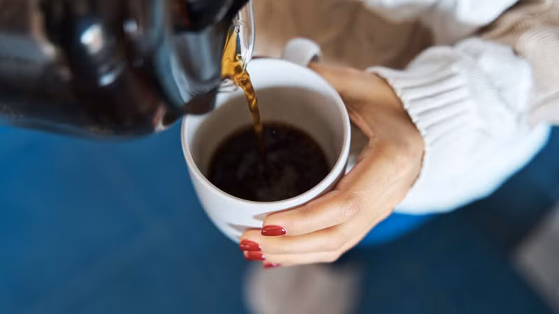 Cần hạn chế uống rượu, bia, các thức uống chứa chất kích thích như caffeine… để tránh đau đầu. Ảnh minh họa: ITN