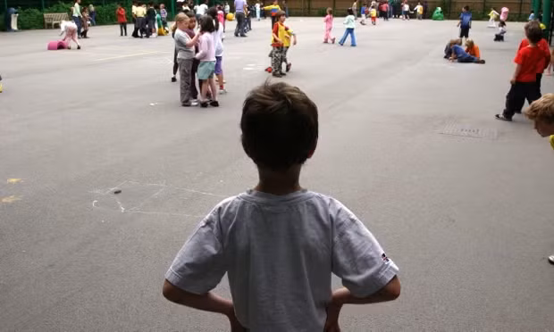 Một số trẻ gặp khó khăn trong việc định hướng các mối quan hệ ở trường.