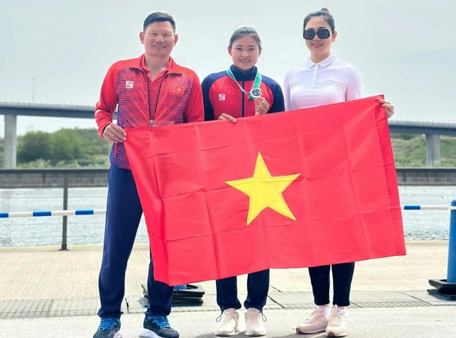 Nguyễn Thị Hương (giữa) giành vé tham dự Olympic Paris 2024. Ảnh: ITN.