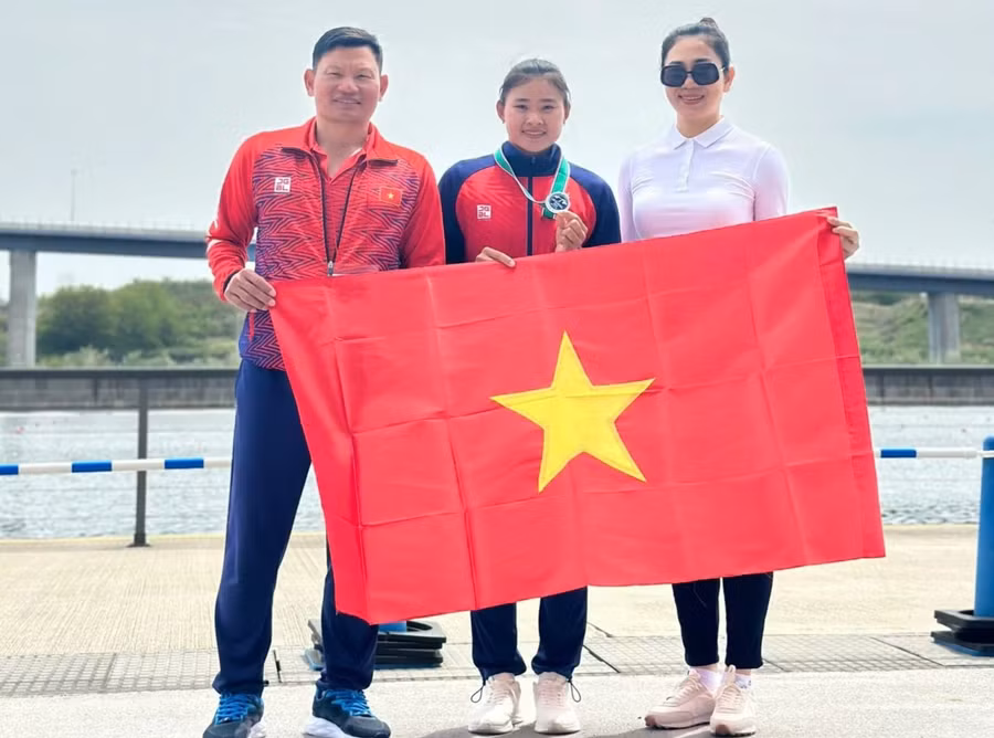 Nguyễn Thị Hương (giữa) giành vé tham dự Olympic Paris 2024. Ảnh: ITN.