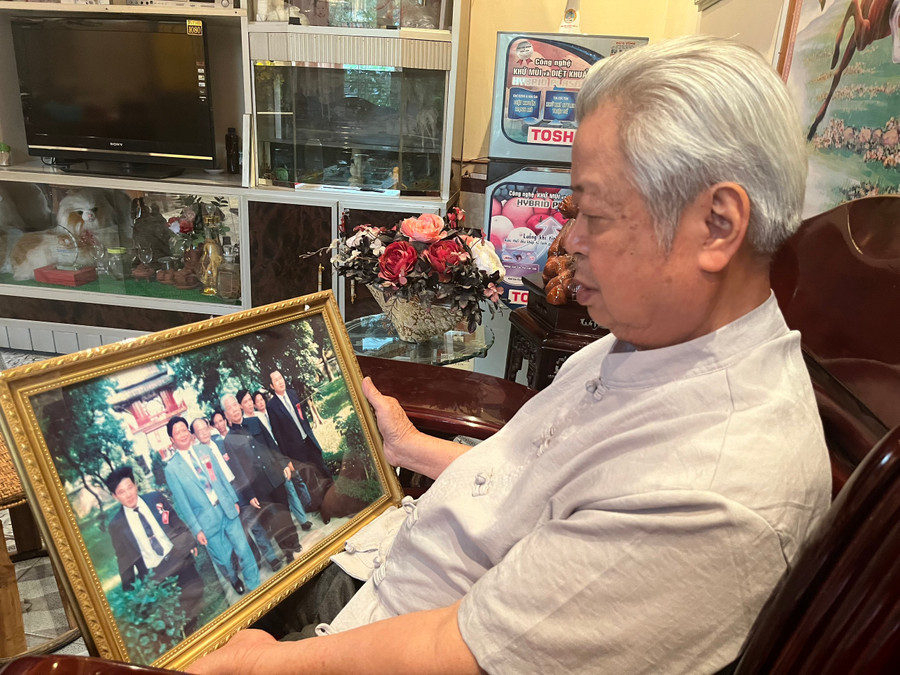 Ông Hà Quý Minh xem lại những kỷ vật nhiều ý nghĩa. Ảnh: Minh Đức