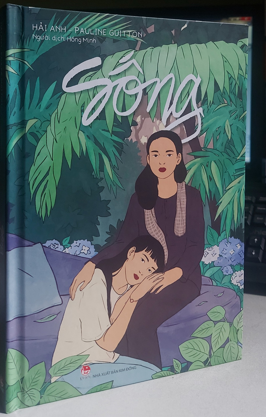 'Sống' là cuốn tiểu thuyết bằng tranh khá mới lạ, thú vị. Ảnh: Bình Thanh. 'Sống' là cuốn tiểu thuyết bằng tranh khá mới lạ, thú vị. Ảnh: Bình Thanh.