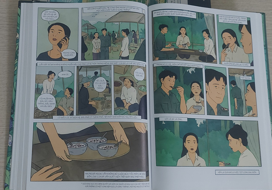 Hai trang tiểu thuyết dịch dần về phía cuối không đánh số, tái hiện cuộc gặp gỡ của Linh và ba với mẹ đầy xúc động. Ảnh: Bình Thanh. Hai trang tiểu thuyết dịch dần về phía cuối không đánh số, tái hiện cuộc gặp gỡ của Linh và ba với mẹ đầy xúc động. Ảnh: Bình Thanh.