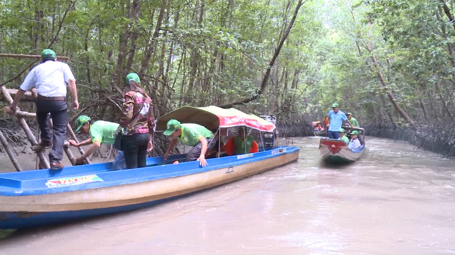 Du khách tham quan tour xuyên rừng tại KDL Quốc gia Mũi Cà Mau. Ảnh: Quách Mến Du khách tham quan tour xuyên rừng tại KDL Quốc gia Mũi Cà Mau. Ảnh: Quách Mến