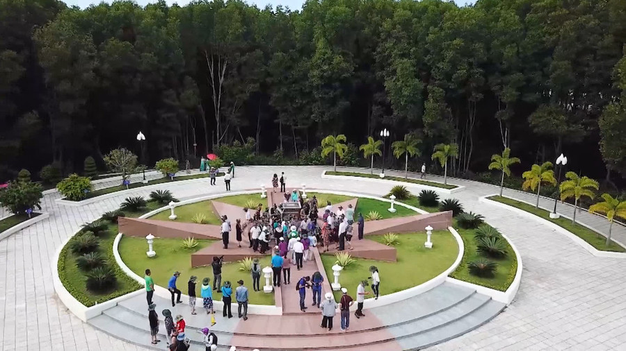 Du khách tham quan cột mốc tọa độ Quốc gia tại KDL Quốc gia Mũi Cà Mau. Ảnh: Quách Mến Du khách tham quan cột mốc tọa độ Quốc gia tại KDL Quốc gia Mũi Cà Mau. Ảnh: Quách Mến