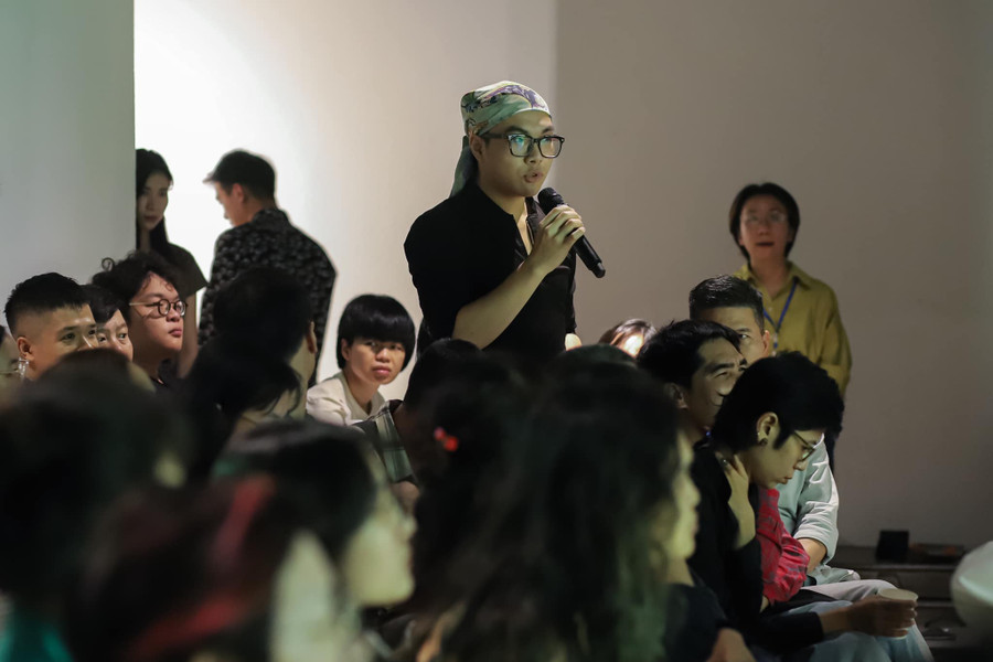 Nhiều khán giả quan tâm đặt câu hỏi về vai trò của giám tuyển nghệ thuật tại Việt Nam.