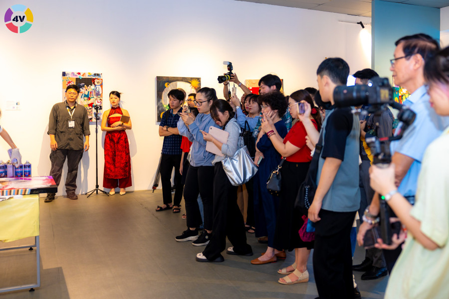 Giám tuyển không chỉ như một vị nhạc trưởng, mà còn như một &apos;bà mối&apos; kết nối nghệ sĩ - tác phẩm với công chúng và truyền thông.